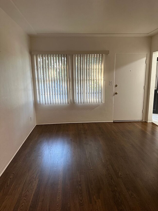 Building Photo - 505 W Maple St