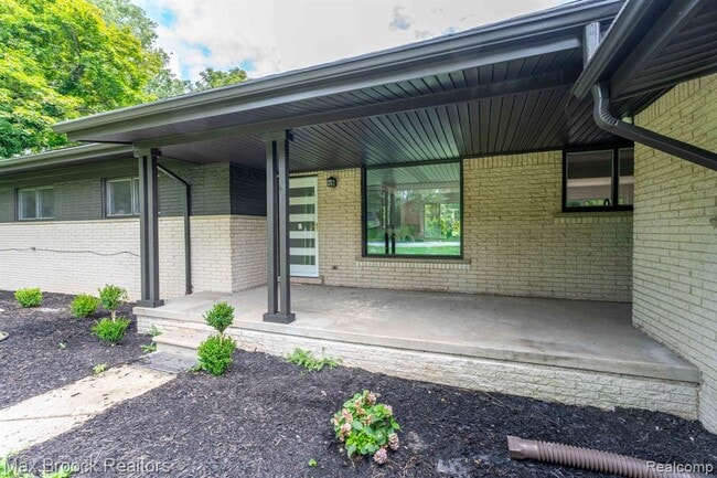 Building Photo - 7011 White Pine Dr