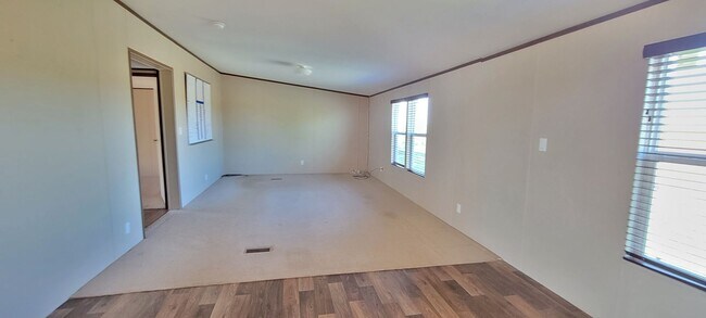 Building Photo - Easy Access to Austin Airport and Tesla