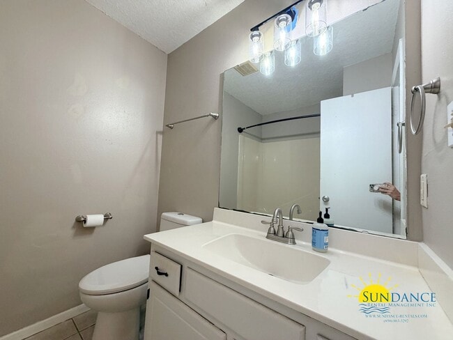 Building Photo - End-Unit Townhome located between Hurlburt Field and Eglin AFB w/ Fenced Yard!