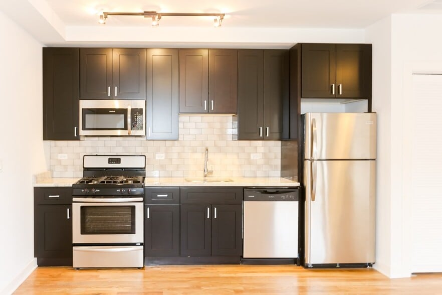 Building Photo - 2211 W Eastwood Ave