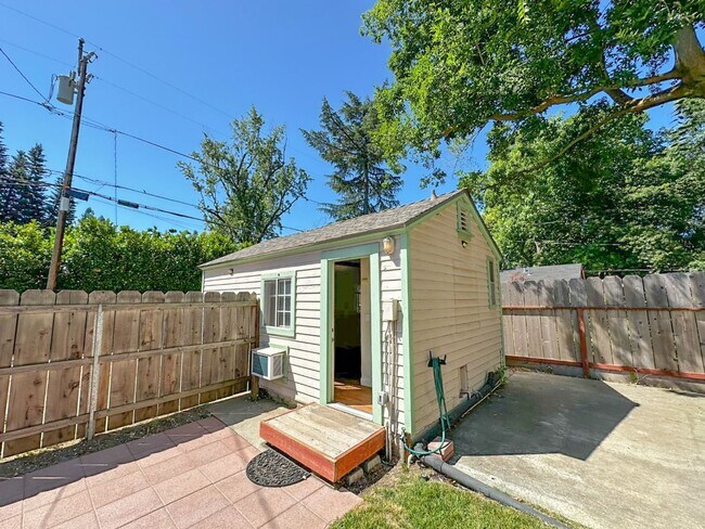 Building Photo - 5 Bedroom Home for Rent in Chico CA | Bonus Suite, Large Yard, Near Downtown & Bidwell Park