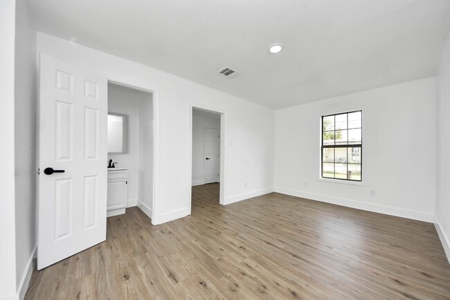 Building Photo - 1203 W 6th St