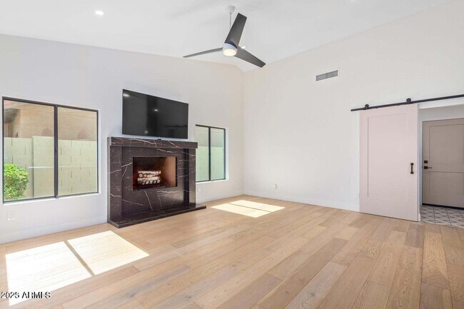 Building Photo - 5715 E Campo Bello Dr