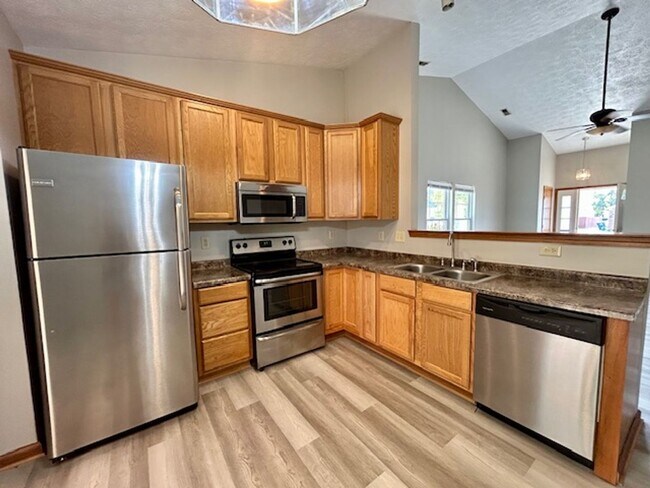 Building Photo - Stunning 3 Bedroom/2 Bath home in Pike Tow...