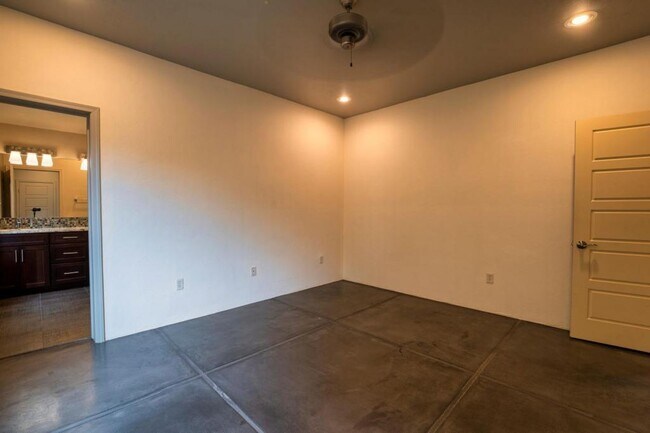 Building Photo - 2010 E 1st St