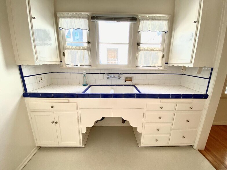 Kitchen - 1835 Kelton Ave