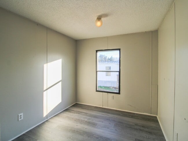 Building Photo - Close to downtown Pulaski!