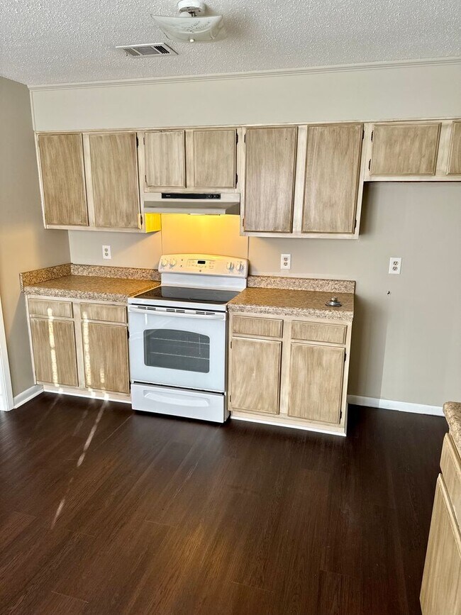 Building Photo - OCEAN SPRINGS SCHOOL DISTRICT - CUTE 3 BED...