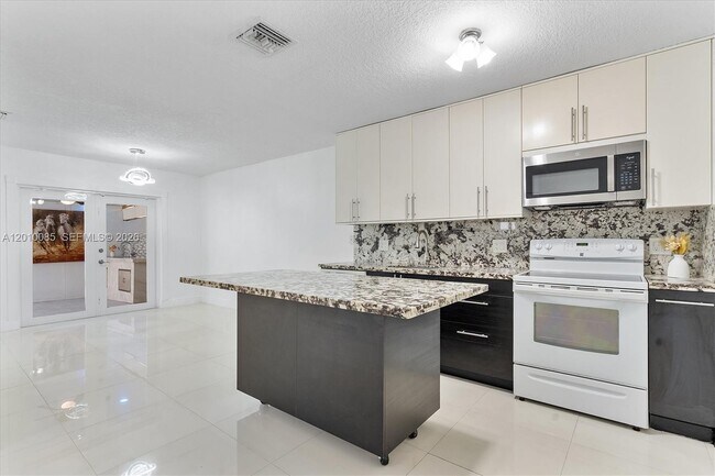 Building Photo - 11465 NW 88th Ct