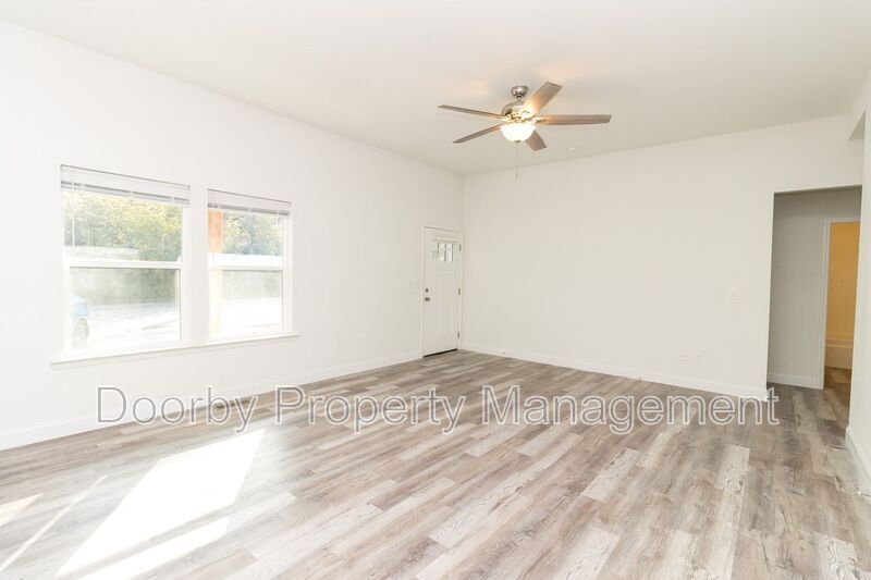 Building Photo - 1213 N Chamberlain Ave