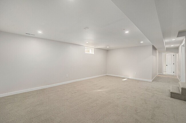 Building Photo - Spacious 6-Bed 3-Bath Home in Federal Heig...