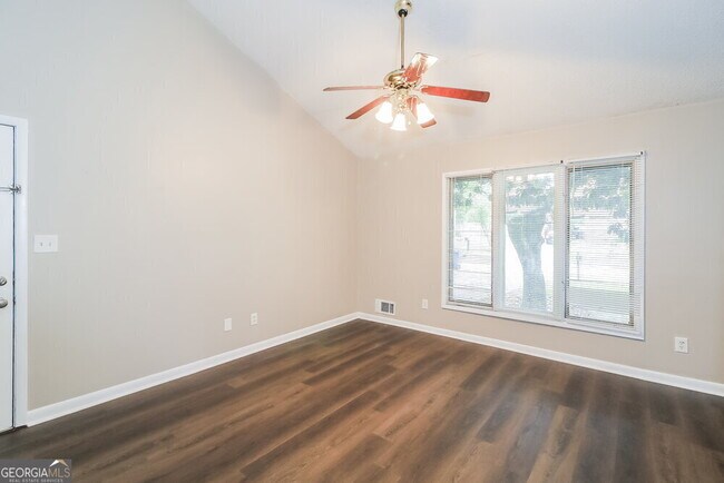 Building Photo - 2112 Golfview Dr SE