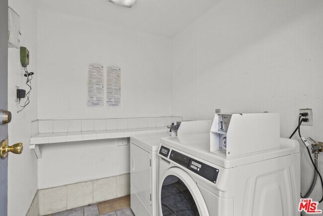 Building Photo - 1556 W 227th St