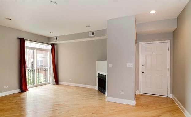 Living room - 5880 N Ridge Ave