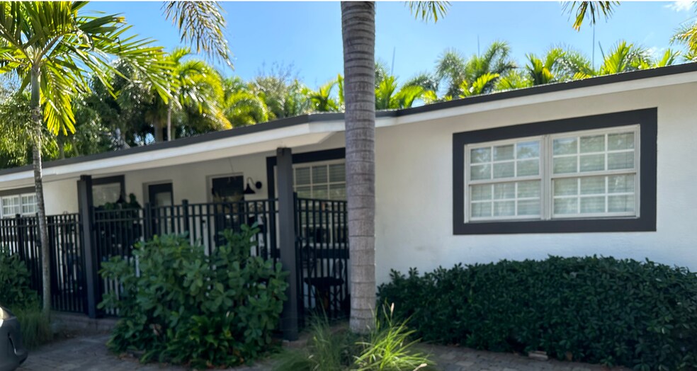 Building Photo - 1008 NE 11th St - Side Unit