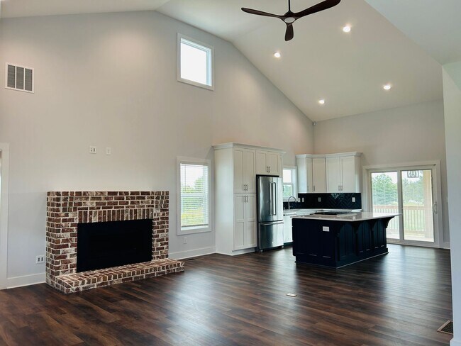 Building Photo - Stunning 4 bedroom 2.5 bath near Downtown Newnan! Must see!