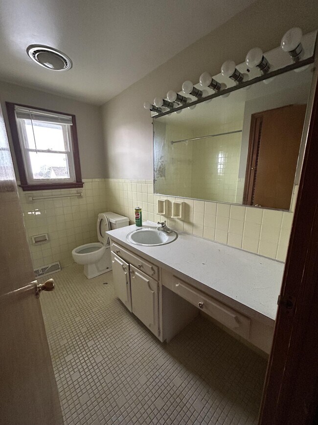Building Photo - 34 Oakridge Dr
