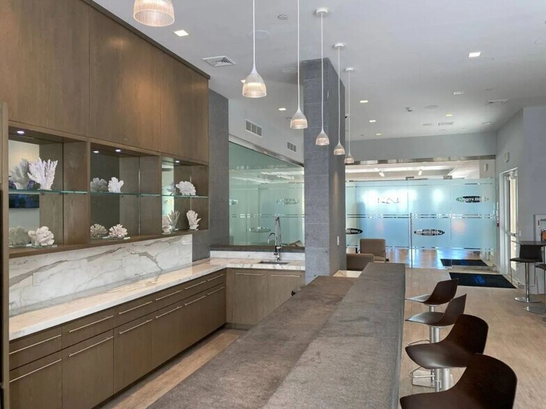 Building Photo - 551 NE 39th St