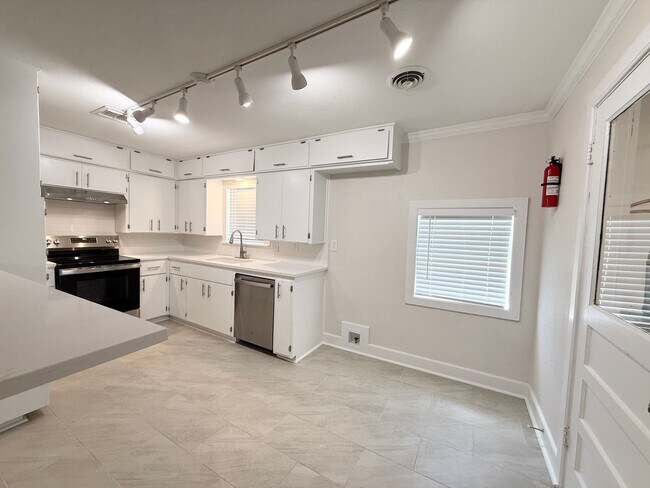 Building Photo - Adorable 3/1/1 Home on Giant Lot in Lake J...