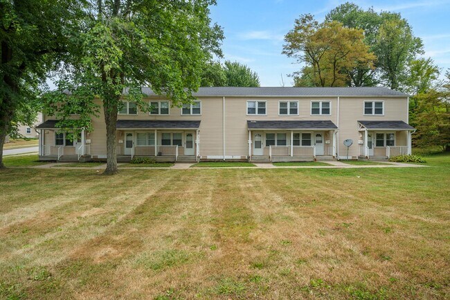 Building Photo - NOW AVAILABLE: Secure this 2BR | 1BA townhome in Scenic Hills - Midland, PA!