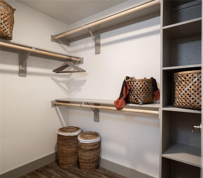 Building Photo - 1212 E 5th St.