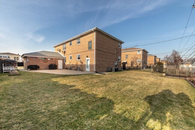 Building Photo - 8735 N Wisner St