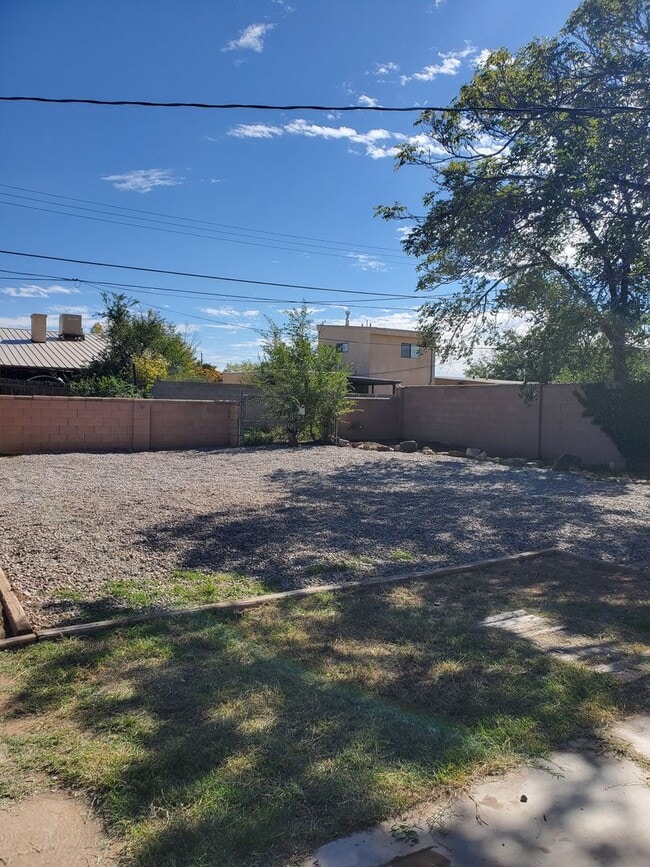 Building Photo - 2838 Aliso Dr NE