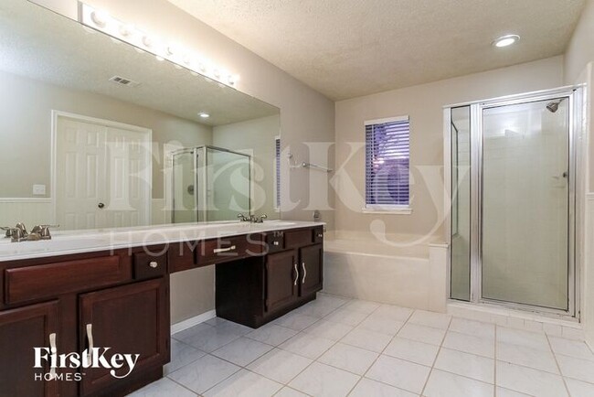 Building Photo - 123 S Village Knoll Cir