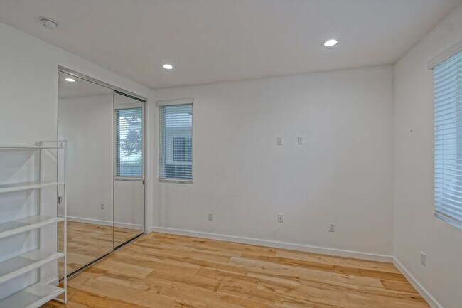 Building Photo - Custom, Modern & Spacious Tri-Level Home w...