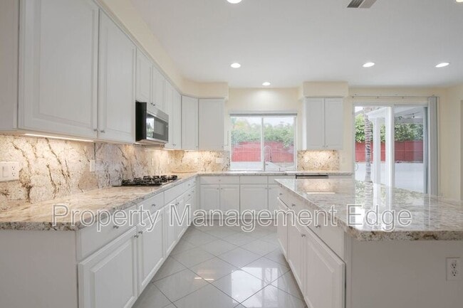 Building Photo - 32905 Northshire Cir