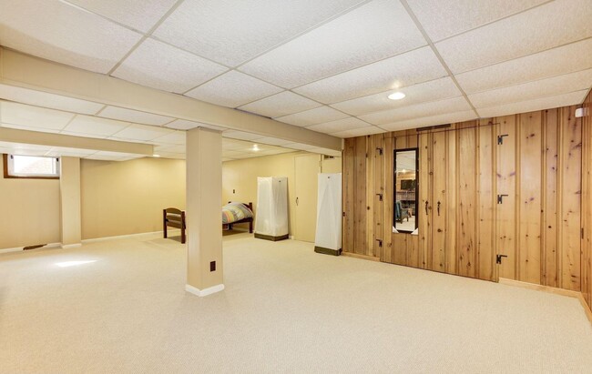 Building Photo - Absolutely Gorgeous Rambler in Great Location!