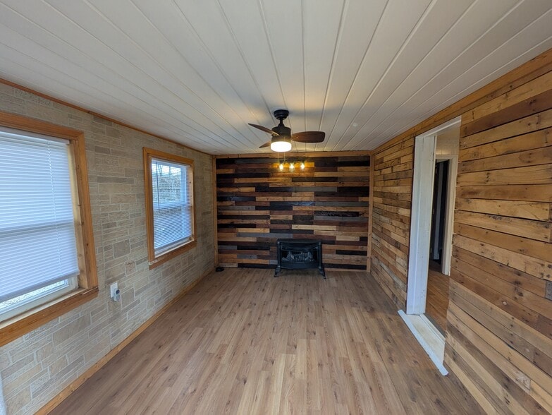 Sunroom / Bonus Room - 1132 N Trimble Rd