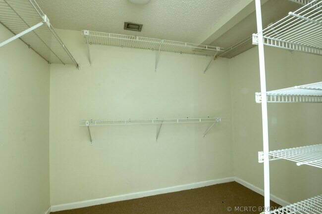 Building Photo - 4657 Fountains Dr S