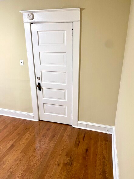 Building Photo - 223 E Mountain Rd