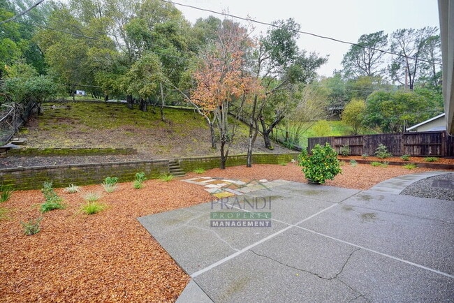 Building Photo - 75 Stasia Dr