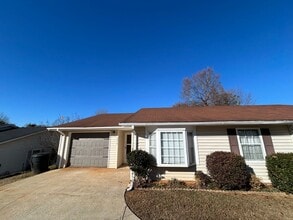 Building Photo - 3B/2B Home with a Fenced in Yard!