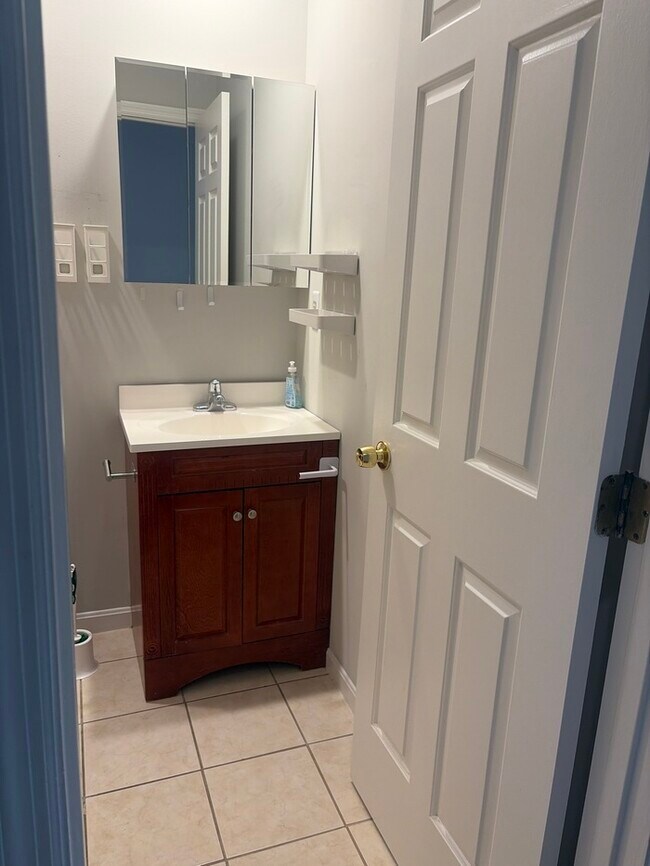 Building Photo - 2 bed 2.5 bath walk out finished basement