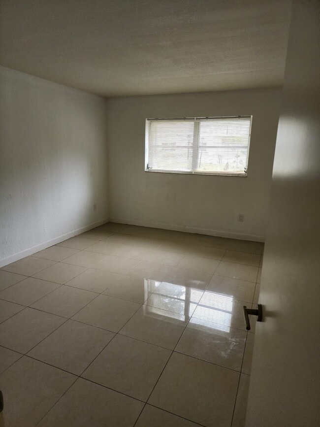 Building Photo - 15201 NE 6th Ave