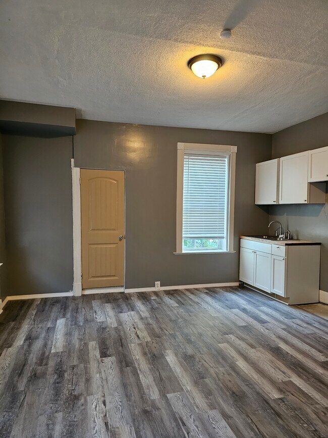 Building Photo - 3179 River Rd