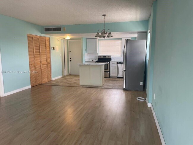 Building Photo - 16410 Miami Dr