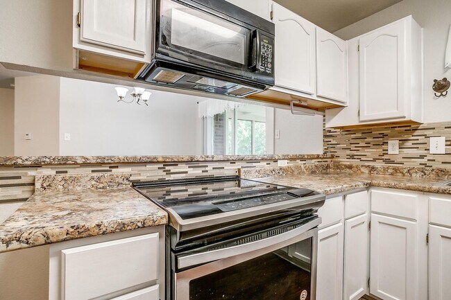 Building Photo - Cozy 3 Bed, 2 Bath Home Minutes Away from ...