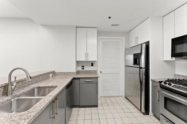 Building Photo - 3338 Peachtree Rd NE