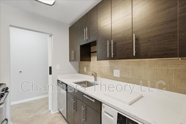 Building Photo - 1521 Colonial Dr