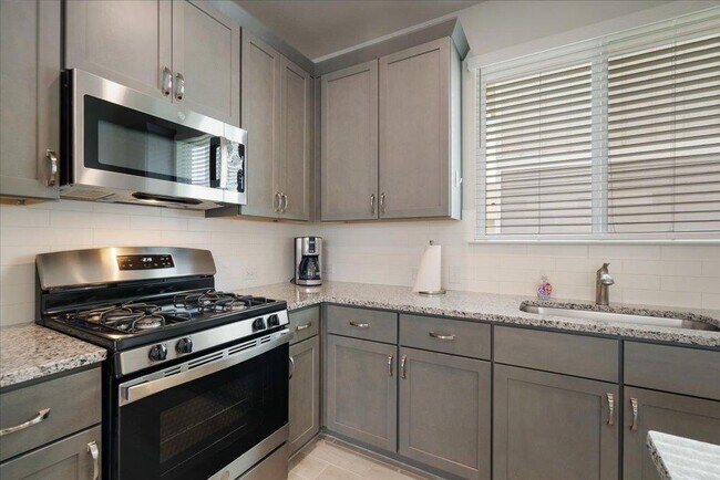 Building Photo - 330 Hortus Dr
