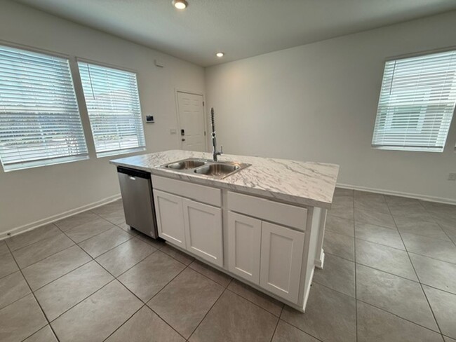 Building Photo - Beautiful 3 bedroom townhome for rent in E...