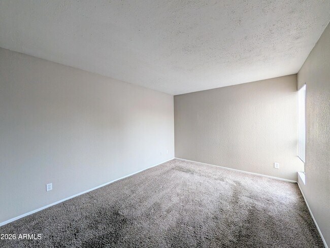 Building Photo - 4211 E Palm Ln