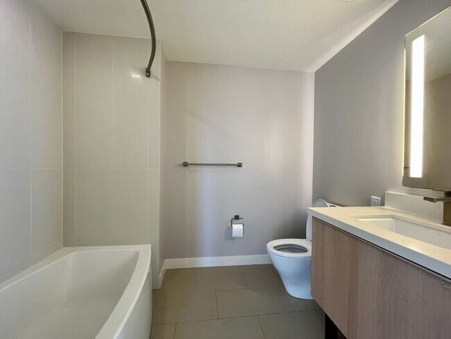 Building Photo - Symphony Honolulu: 2 Bed, 2 Bath w/ 2 Park...