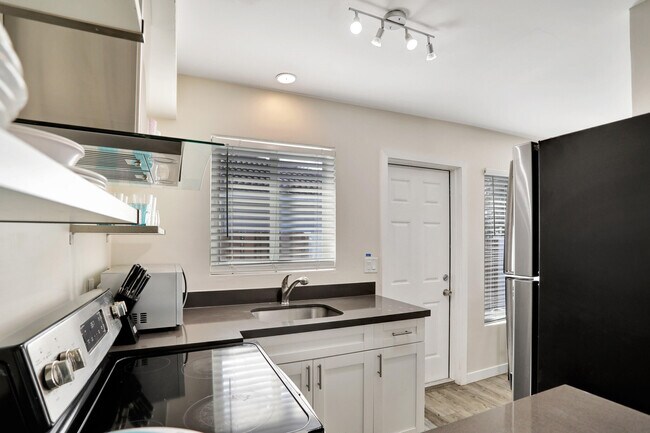 Building Photo - 3208 Marine Dr