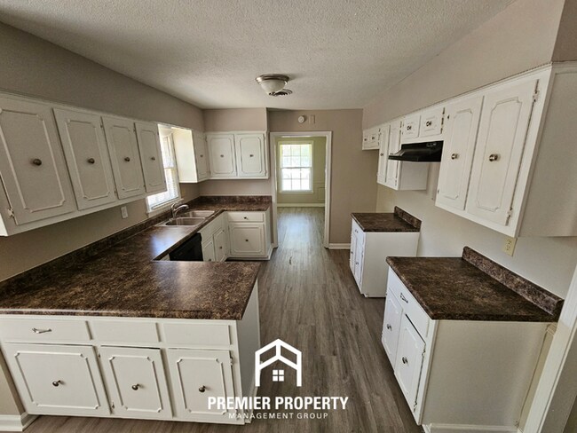 Building Photo - Massive 5BR/3BA Executive Home in East Memphis | Screened Porch & 2,200+ Sq Ft